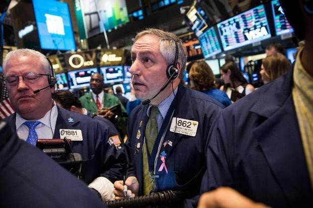 Fed tăng mạnh lãi suất, giới đầu tư ồ ạt bán xả hàng